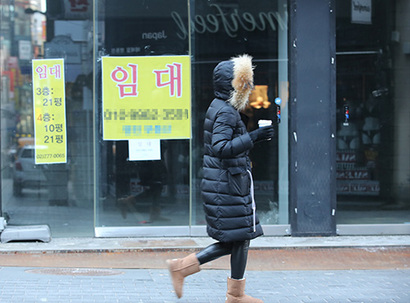 서울의 핵심 상권 중 하나인 중구 명동 거리의 한 상가의 점포들이 폐업해 임대 안내 현수막이 붙어 있다. 사진=연합뉴스