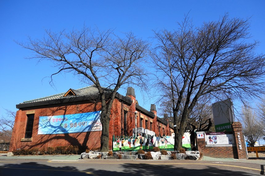 종로 정독도서관 옆에 자리한 서울교육박물관. 옛 교복와 교실, 학교앞 문방구 군것질 거리까지 둘러보는 재미가 쏠쏠하다. 사진=구완회 제공