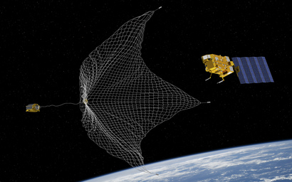 거대한 그물을 발사하는 청소 위성을 통해 궤도 조정 기능을 상실한 우주 쓰레기들을 수거하는 방안도 검토되고 있다. 이미지=NASA/ESA