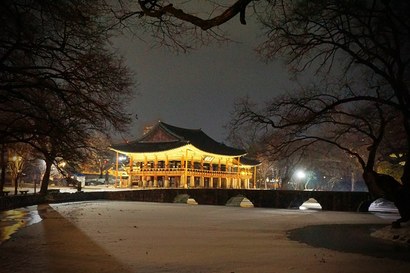 우리나라를 대표하는 누각 광한루와 오작교의 야경. 아름다운 경치가 마치 달나라 같다 하여 ‘광한루’라 이름 지었다. 사진=구완회 제공