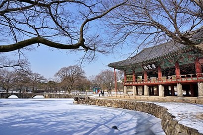 야경이 신비로운 광한루는 낮에 보는 풍광 또한 근사하다. 오작교와 어우러진 광한루의 겨울 풍경. 사진=구완회 제공