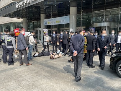 주주총회가 끝나고 조용병 회장을 만나게 해달라며 주차장 출구를 막고 항의하는 사모펀드 사기 피해자들. 사진=박해나 기자