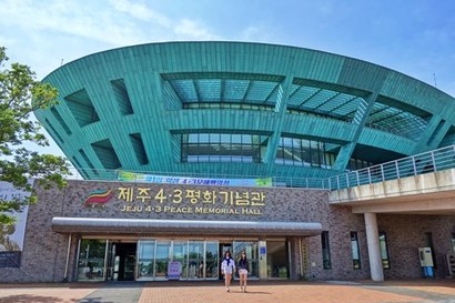 사건 이후 50여 년 만에 대통령이 공식 사과했고, 3년 뒤 제주4·3평화공원이 문을 열었다. 4·3​평화기념관에서는 제주4·3사건의 역사를 살펴볼 수 있다. 사진=구완회 제공