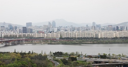 오세훈 시장은 지난 임기 시절, 한강변에 슬림한 초고층 아파트 단지를 허용해 시민들에게 한강을 돌려주겠다는 의도로 한강 르네상스 사업을 추진했다. 사진=임준선 기자