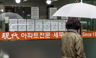 오세훈 서울시장 취임 이후 일부 재건축 단지를 중심으로 매수 문의가 늘어나는 등 시장이 꿈틀대는 모습이 나타나고 있다. 사진은 서울 강남구 압구정동 현대아파트 인근 부동산중개업소. 사진=최준필 기자