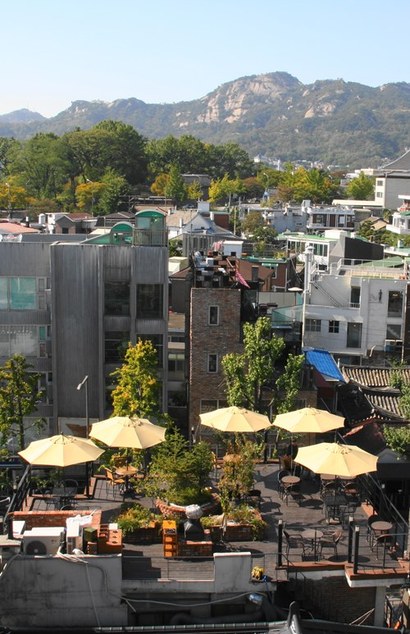 한옥 사이로 현대적인 카페와 레스토랑이 어우러지면서 요즘 북촌은 서울의 명소이자 데이트 코스로 사랑받고 있다. 사진=구완회 제공