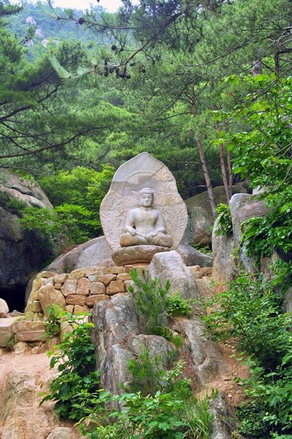 연꽃 좌대에 광배까지 갖춘 석조여래좌상. 최근에 복원한 것이다. 사진=구완회 제공