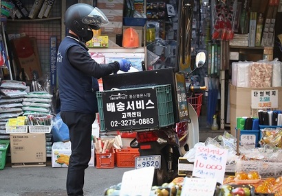 전통시장도 배달, 라이브커머스 등 시대 흐름에 발맞춰 변화를 꾀하고 있다. 사진은 서울 용산구 용문전통시장의 배송서비스. 사진=임준선 기자