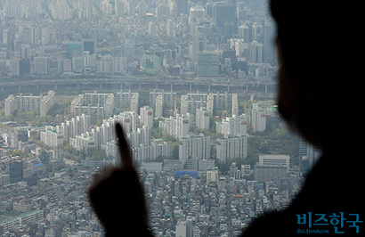 지난 달 서울 송파구 롯데월드타워 전망대 서울스카이에서 서울 시내 아파트 단지가 내려다보이고 있다. 사진은 기사의 특정 내용과 관련 없다. 사진=박정훈 기자