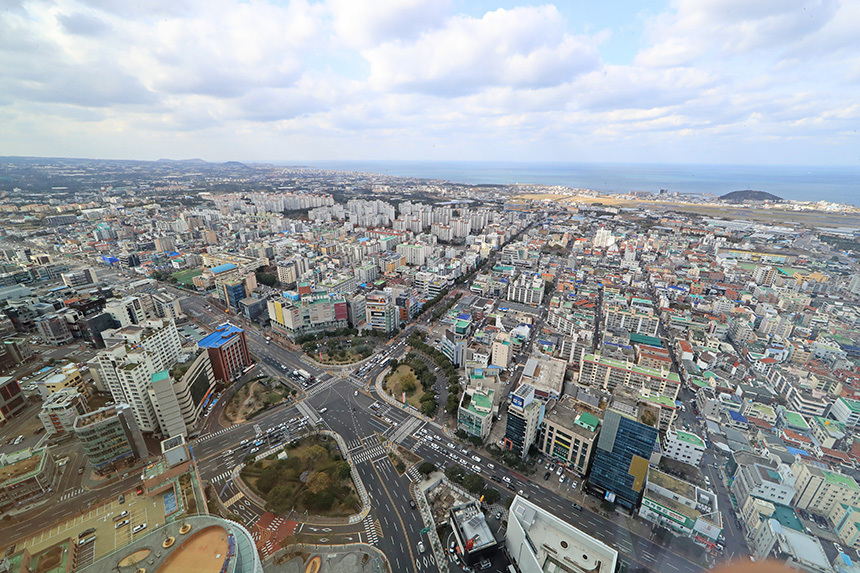 제주 최고 높이 건물인 제주 드림타워에서 바라본 제주시 도심의 모습으로 기사의 특정 내용과 관련 없다. 사진=연합뉴스