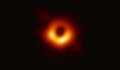 2019년 천문학자들이 촬영에 성공한 M87 중심 초거대질량 블랙홀. 어쩌면 이런 거대한 블랙홀 주변을 맴도는 행성 중에 생명체가 진화할 수 있는 환경이 존재할지 모른다. 이미지=Event Horizon Telescope