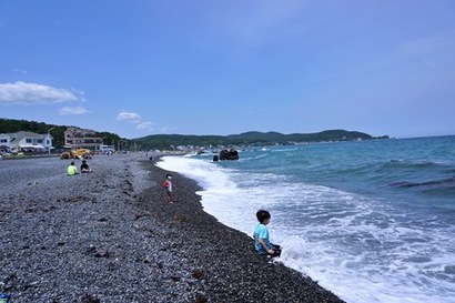 모래 대신 작고 까만 몽돌이 가득한 해변. 몽돌해변에 부딪치는 파도 소리는 ‘울산 동구 소리9경’ 가운데 하나다. 사진=구완회 제공