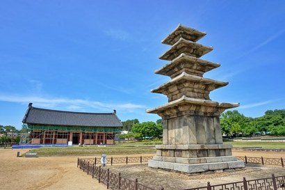 국립부여박물관에서 1km쯤 떨어진 곳에 있는 정림사지5층석탑은 모든 역사 교과서에 빠짐없이 등장하는 백제탑의 대표선수로 ‘완벽한 조형미’를 보여준다. 사진=구완회 제공