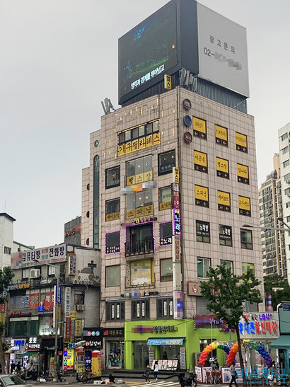 서울 청량리의 한 건물 측면 창문이 시트지로 가득 차 있다. 사진=김영원 인턴기자