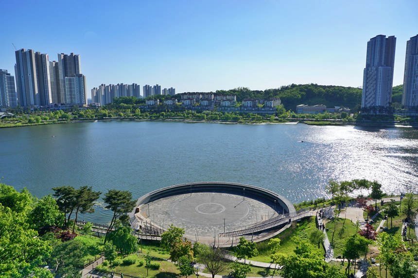 국내 최대규모의 광교호수공원은 원천호수와 신대호수, 이웃한 두 개의 호수가 8자를 이룬 모양이다. 원천호수는 수변덱과 공연장 등 다양한 시설을 갖췄다. 사진=구완회 제공