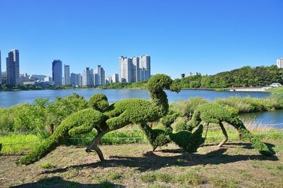 어번레비 곳곳에는 색다른 공간도 눈에 띈다. 관상수를 여러가지 동물 모양으로 다듬은 정원도 있다. 사진=구완회 제공