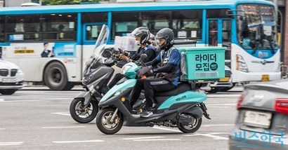 음식 배달 기사들이 오토바이를 타고 배달하는 모습. 도쿄올림픽을 앞두고 배달앱 업계의 경쟁이 치열하다. 사진=최준필 기자