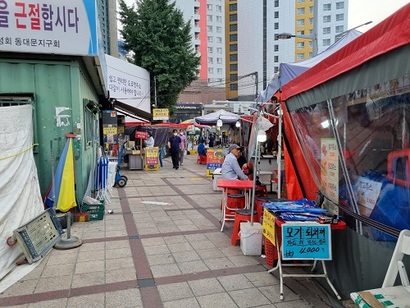 청량리역 4번 출구와 5번 출구 사이에는 포장마차 노점들이 즐비하다. 사진=강은경 기자