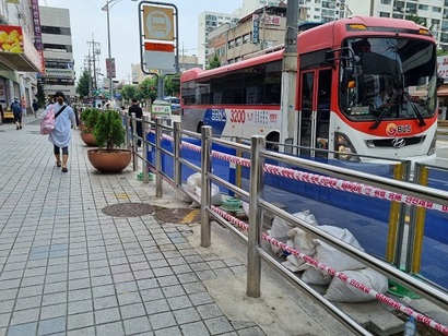 청량리역 인근 주상복합건물 앞에는 상가 측이 거리가게 설치를 막고 사유지를 구분하기 위해 설치한 철제 울타리가 있다. 사진=강은경 기자