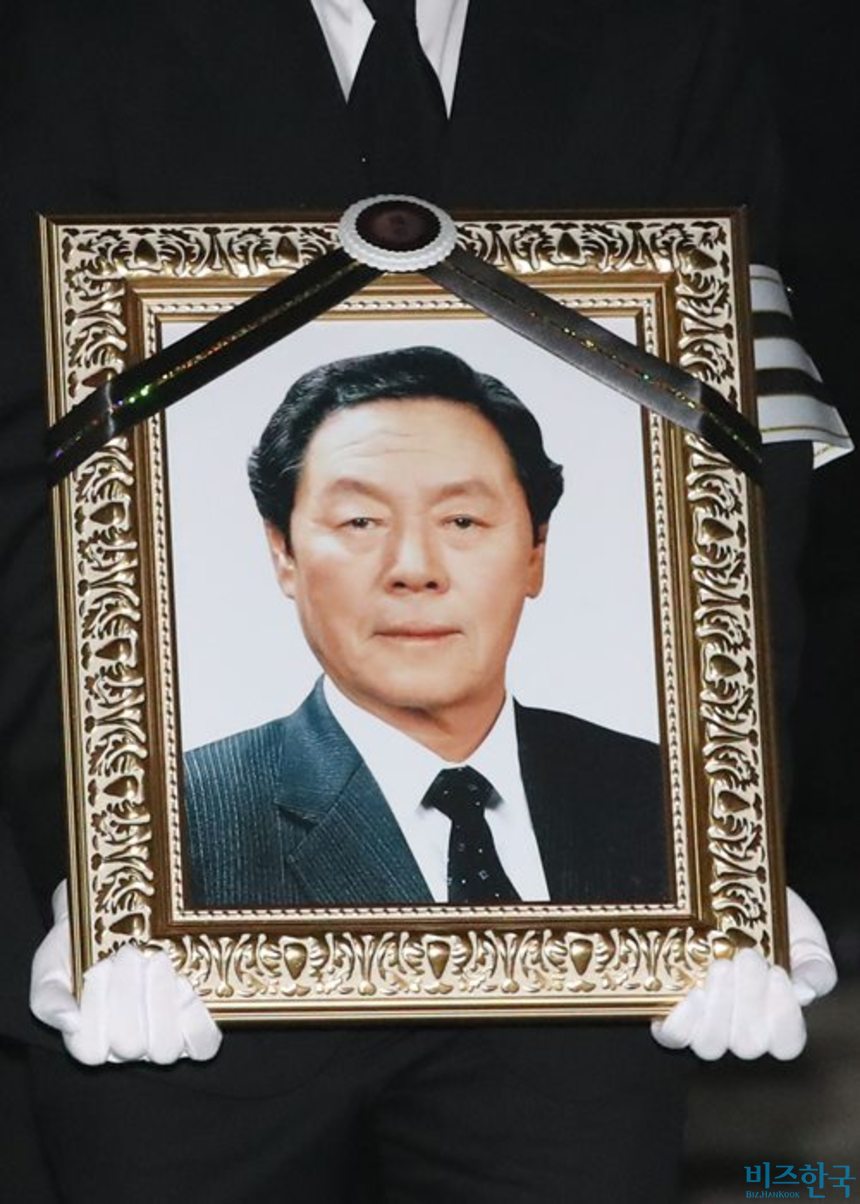 단독] 수백억 주식 상속한 농심가 20~30대 손주들, 주택 줄줄이 증여받은 까닭 | 비즈한국