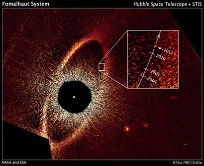 중심에서 밝게 빛나던 별 포말하우트의 밝기 프로파일을 수학적으로 지워서 주변에 숨어 있던 먼지 띠와 외계행성의 모습이 드러났다. 8년여 간에 걸쳐 천천히 움직이고 있는 작은 얼룩의 모습으로 외계행성이 발견되었다. 사진=NASA and ESA