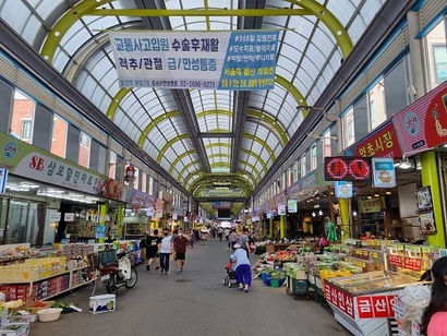 양천구 신월1동 신영시장에 설치된 대형 아케이드 천장. 한여름에도 시장 내부에는 시원한 바람이 통한다. 사진=강은경 기자