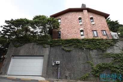 구본욱 LK투자파트너스 대표가 아버지인 고 구자성 LG건설(현 GS건설) 사장으로부터 상속받아 보유하고 있다가 2020년 1월 어머니 이갑희 씨에게 증여한 평창동 단독주택.  사진=임준선 기자