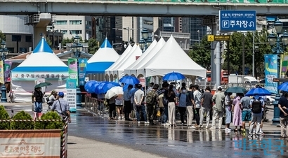 서울역 코로나19 임시선별진료소에서 시민들이 검사를 기다리는 모습. 18일 0시 기준 국내 코로나19 신규 확진자는 다시 2000명대를 넘어섰다. 사진=최준필 기자