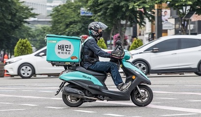 배달의민족은 간편식·생필품 배달 서비스인 ‘B마트’를 통해 PB상품을 판매하고 있다. 서울 시내에서 배달 중인 배달의민족 라이더. 사진=최준필 기자