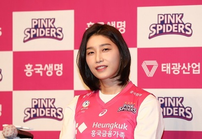 김연경 선수는 경기 중 욕설하는 입 모양에서 비롯된 ‘식빵언니’라는 별명으로 대중에게 큰 사랑을 받고 있다. 사진은 김 선수가 지난해 6월 10일 밀레니엄 서울 힐튼 호텔에서 열린 흥국생명 복귀 기자회견에 참석한 장면. 사진=박정훈 기자