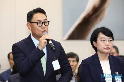 지난 2019년 10월 2일 국회 과학기술정보방송통신위원회 국정감사에 증인으로 출석한 여민수 카카오 공동대표(왼쪽)와 한성숙 네이버 대표. 이번 국감에도 두 기업이 주인공이 될 것으로 보인다. 사진=박은숙 기자