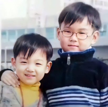 BTS 정국(왼쪽)과 두 살 터울 친형 전정현 씨의 유년 시절 사진.  사진=전정현 씨 인스타그램