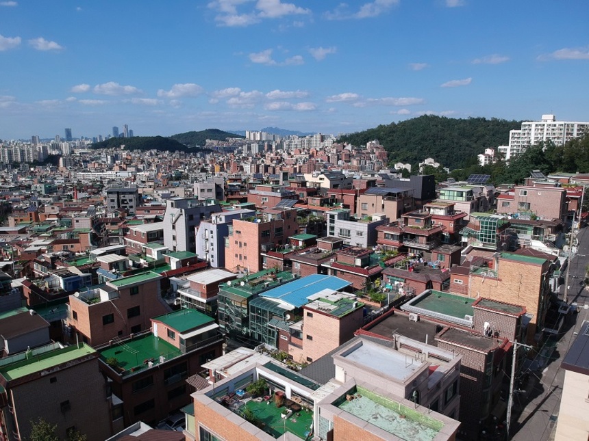 전세난이 극심해지는 와중 더욱 교묘해진 사기 수법이 횡행한다. 고시촌도 예외는 아니다. 어떤 이는 여러 개의 건물을 소유한 채 부채를 돌려막고, 어떤 이는 보증금을 돌려받지 못한 채 쫓겨날 위기에 처한다. 사진=임준선 기자