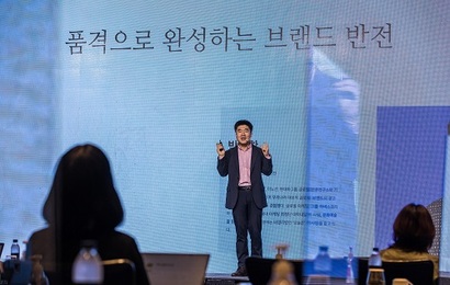 박재항 교수는 “이번 컨퍼런스의 주제가 브랜드로 새롭게 시작하기다. 새롭게 시작한다고 기존의 브랜드나 문화를 완전히 저버리지 말고 저마다 지니고 있는 원형의 성격을 이어가면서 새롭게 바뀐 시대상 등을 붙여나가야 한다”고 강조했다. 사진=최준필 기자