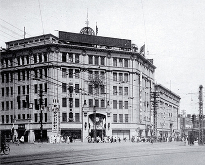 화신백화점은 1931년 박흥식이 설립한 백화점으로 지금의 종로타워 자리에 있었다. 1935년 1월 27일 전소된 후 1937년 11월 재개관했다. 사진=서울역사박물관