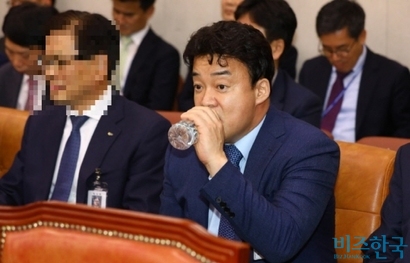2018년 10월 국정감사에 증인으로 출석한 백종원 더본코리아 대표가 물을 마시고 있다. 사진=박은숙 기자