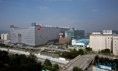 중요한 업무라고 하더라도 제조 부문을 위탁하는 사례(제조 하도급)이 증가하고 있다. 경기도 이천시 SK하이닉스 전경. 사진=비즈한국 DB