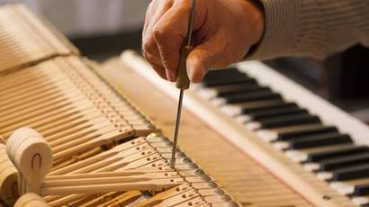 조성이 바뀔 때마다 미세하게 다른 으뜸음에 맞춰 다른 음을 모두 조정해야 하기 때문에 매번 피아노 전체를 새로 조율해야 하는 문제가 발생했다. 이미지=Wikimedia commons