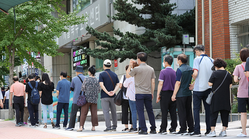 올해 8월 9일 서울 노원구 서울북부고용센터 앞에서 시민들이 실업급여 신청을 위해 대기해 있다. 사진=연합뉴스