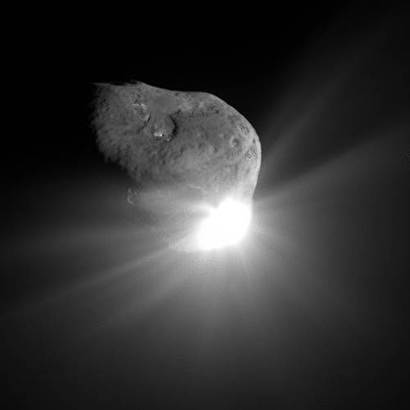 혜성 템펠-1에 탐사선이 충돌하며 파편이 튀어나가던 순간의 모습. 사진=NASA