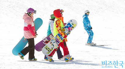코로나19 확산 이전 경기도 스키장에서 스키를 즐기는 사람들의 모습. 사진=임준선 기자