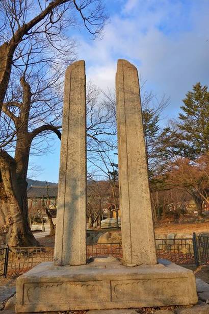 절 입구의 당간지주. 금산사의 당간지주는 당간을 걸기 위한 구멍이 셋인데, 이는 통일신라 시대의 양식적 특징이라고 한다. 사진=구완회 제공