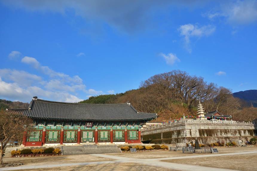 금산사의 ‘공식적인’ 중심 건물인 대적광전과 보물로 지정된 금강계단(오른쪽). 금강계단이란 거대한 기단 위에 종모양의 사리탑을 세우고 수계자에게 계율을 전수하던 곳이다. 사진=구완회 제공