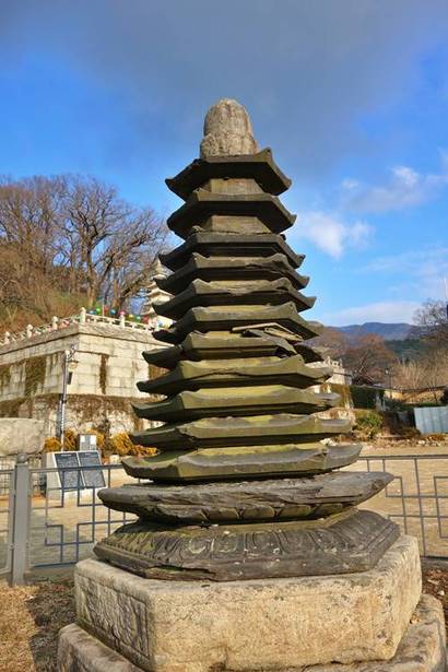 금산사 육각다층석탑은 흑백의 전판암을 조밀하게 쌓아서 만들었다. 그래서 자그마한 크기에도 불구하고 11층에 이른다. 사진=구완회 제공