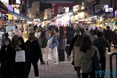 국내 ​코로나19 ​하루 신규 확진자 수가 5000명 내외를 넘나들던 지난 7일 저녁 서울 홍익대학교 인근은 사람들로 넘쳐났다. 사진=이종현 기자