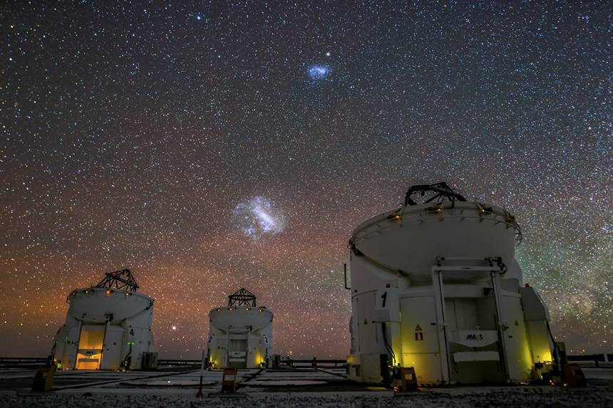 유럽 남방 천문대에서 바라본 밤하늘에 떠 있는 두 개의 크고 작은 마젤란 은하. 사진=ESO