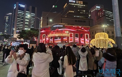 신세계백화점 외관을 촬영하기 위해 하루에도 수백 명이 찾아온다. 사진=박찬웅 기자