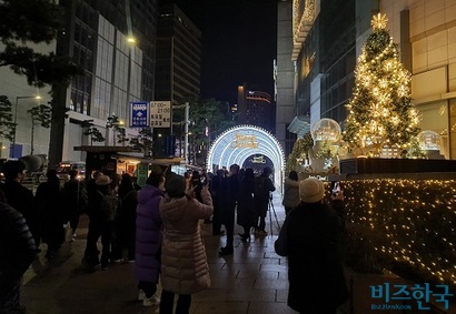 롯데백화점에선 리틀클라우드보다 대형 트리가 좀 더 사람들의 관심을 끄는 듯 보였다. 사진=박찬웅 기자