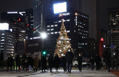 코로나19 시국으로 모두가 어려운 시간을 보내고 있지만 ​길거리에는 캐롤이 울려 퍼진다. ’크리스마스’​와 ‘​산타클로스’​에 대한 상표는 누가 갖고 있을까. 사진=임준선 기자