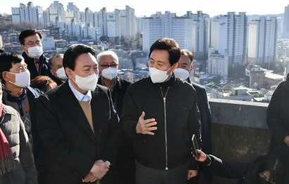 ​윤석열 ​국민의힘 대선 후보와 오세훈 서울시장이 12월 13일 오후 서울 강북구 미아 4-1구역을 방문했다. 사진=서울시 제공